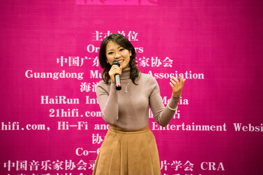 知名歌手陈佳小姐现场演绎了获奖专辑内的作品,甜美的歌声